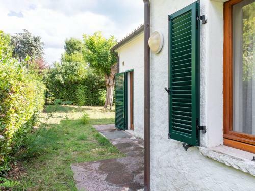 Peaceful Holiday Home With Fireplace, Garden And Parking