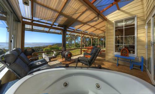 Island View Spa Cottage