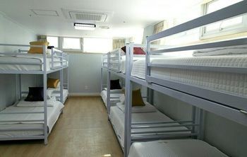 Sun And Moon Guest House - Hostel