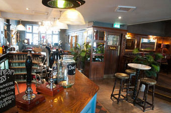 Hostal Huckleberrys Bar & Grill