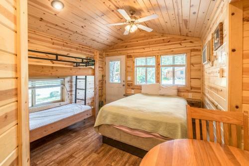 Mount Hood Village Deluxe Cabin 8