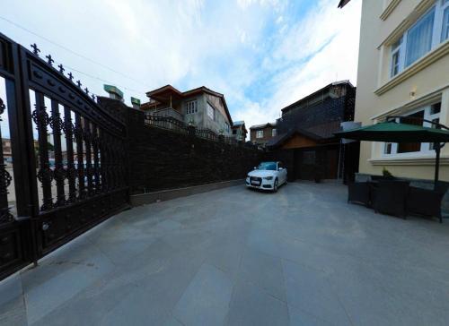 Hotel Clarks Inn Srinagar