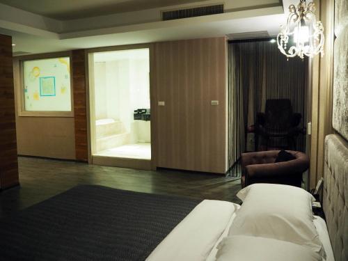 The Riverside Hotel & Motel