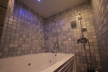 Hotel You, I In