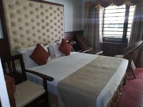 Hotel Regant Lake Village