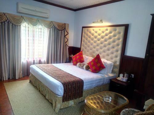 Hotel Regant Lake Village