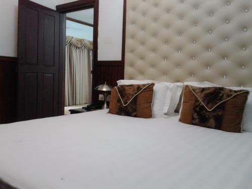 Hotel Regant Lake Village