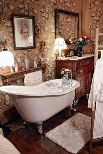 The Queen, A Victorian Bed & Breakfast