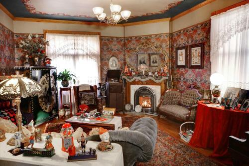 The Queen, A Victorian Bed & Breakfast