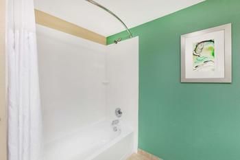 Hotel Baymont Inn & Suites Midland Center