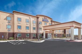 Hotel Baymont Inn & Suites Midland Center