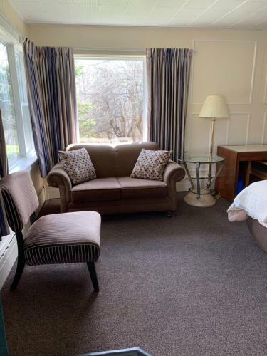 The Lionstone Inn Motel And Cottages