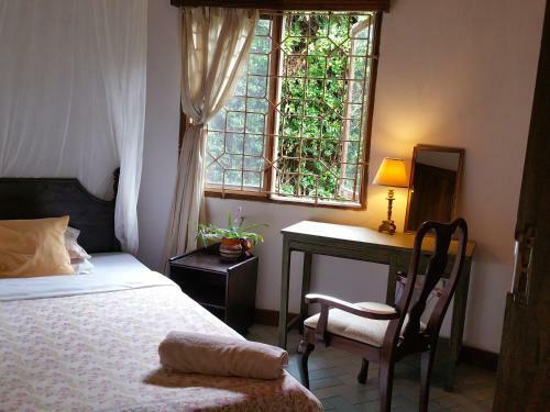 Bed & Breakfast Blues & Chutney Country