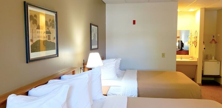 Hotel Lodging On The Square