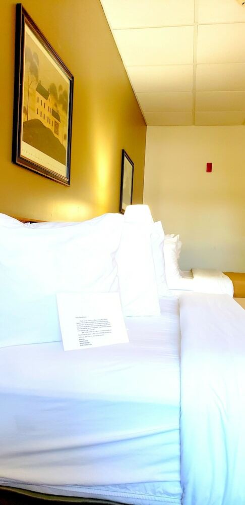 Hotel Lodging On The Square
