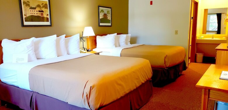 Hotel Lodging On The Square