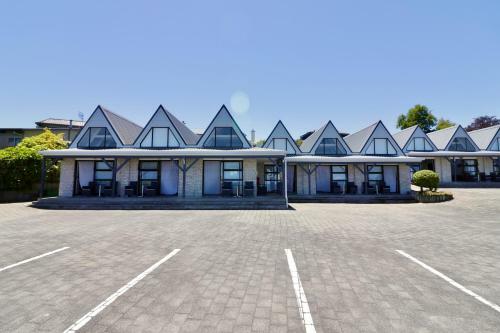Gables Lakefront Motel