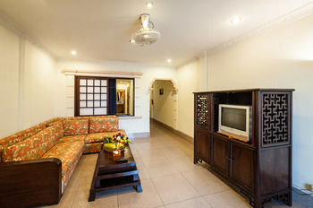 Red Hibiscus Hotel