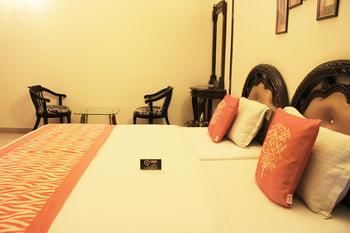 Hotel Oyo Rooms Near Akashneem Marg