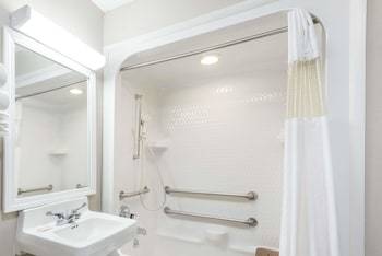 Hotel Baymont Inn And Suites Cambridge