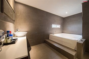 Ez Hotel