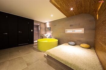 Ez Hotel