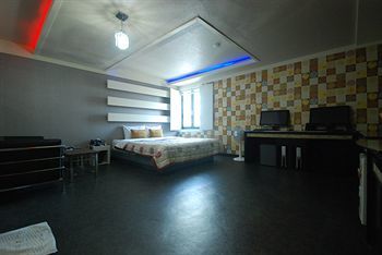 Hotel A Plus Motel