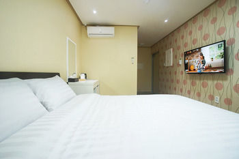 Orange Tree Hotel & Cafe