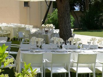 Hostal Oasis Park Hotel