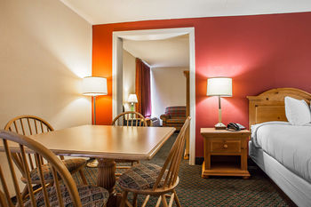 Hotel Quality Inn & Suites Outlet Village
