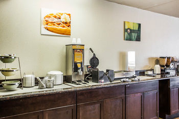 Hotel Quality Inn & Suites Outlet Village