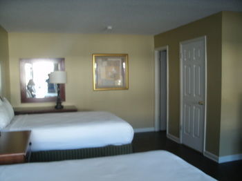 Hotel Admiralty Suites & Inn