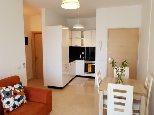 Flori Beach Apartment Radhime