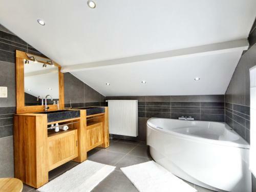 Luxurious Holiday Home In Waimes With Jacuzzi
