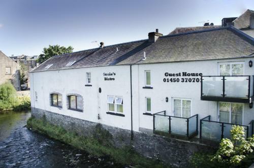 Hostal Bridge House Guest House