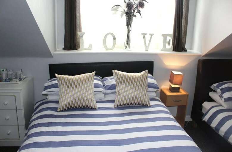 Hostal The Vale Hotel
