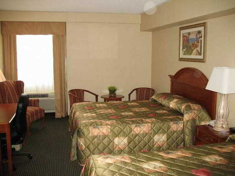 Hotel Monte Carlo Inn Airport Suites