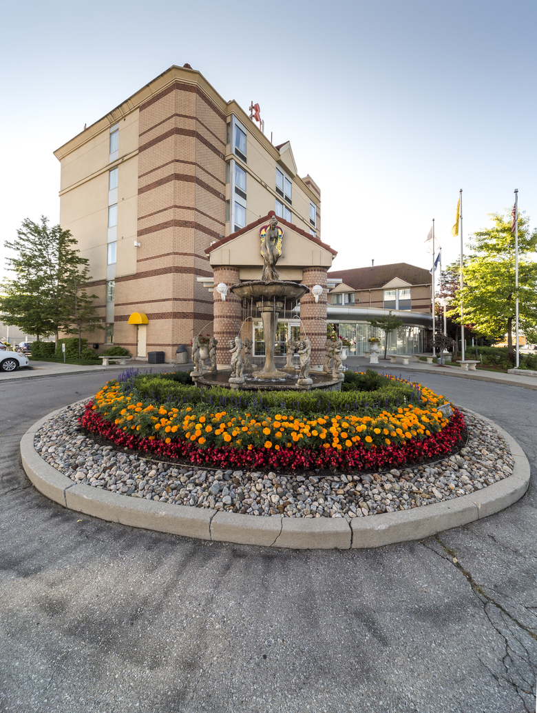 Hotel Monte Carlo Inn Airport Suites