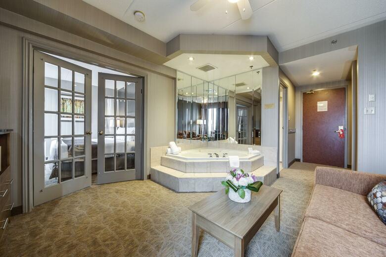 Hotel Monte Carlo Inn Airport Suites