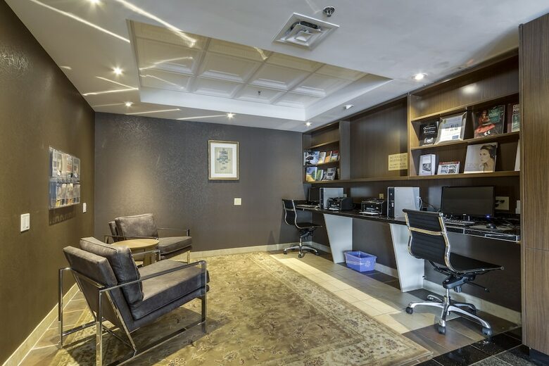 Hotel Monte Carlo Inn Airport Suites