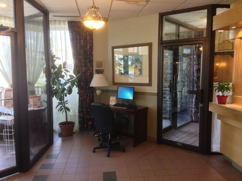 Hotel Quality Inn  Suites Brossard