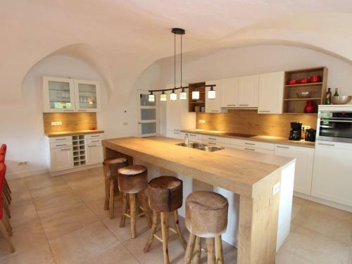 Traditional Holiday Home With Sauna In Niedernsill