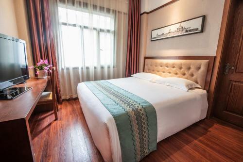 Old Time Lily Hotel