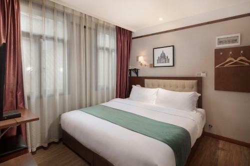 Old Time Lily Hotel