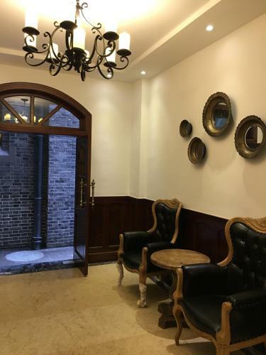 Old Time Lily Hotel