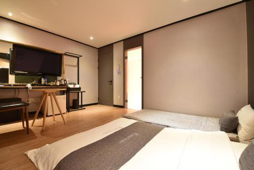 Hotel The May