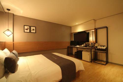 Hotel The May