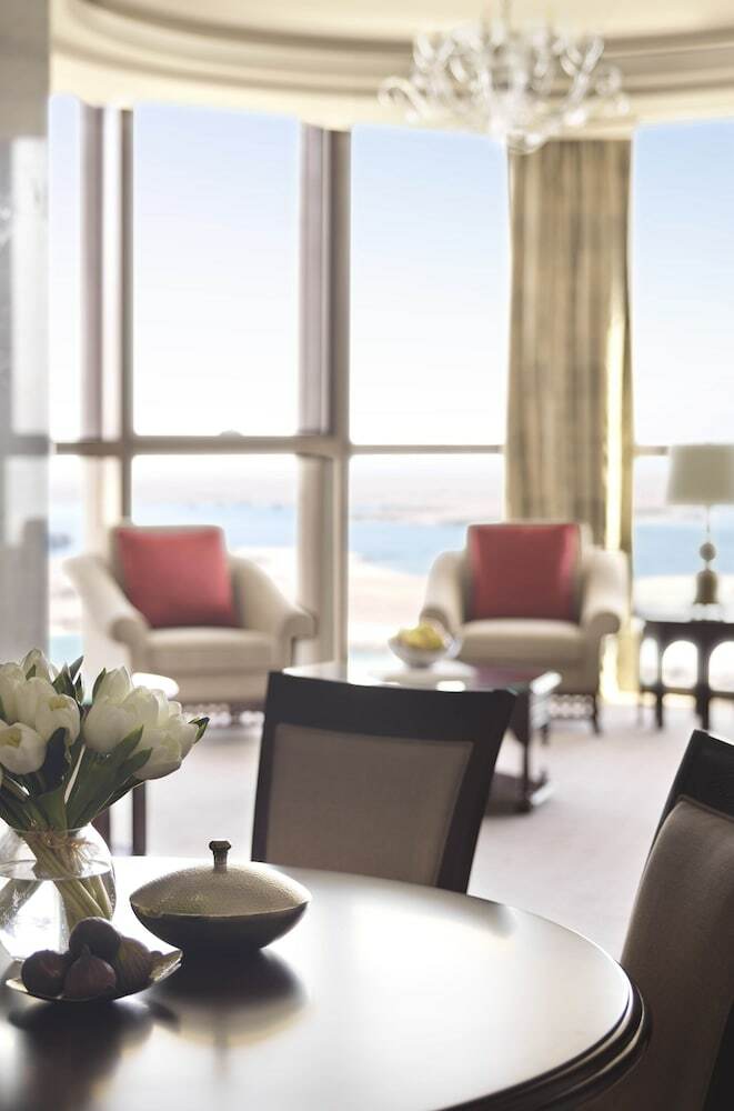 Bab Al Qasr Hotel