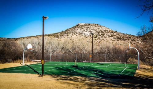 Verde Valley Lawn Cottage 12
