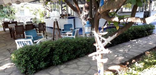 Blue & White Hotel